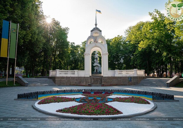 В центре Харькова было создано цветочное панно в честь Вооруженных Сил Украины. 