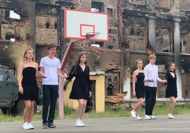 В Харькове выпускники станцевали вальс на развалинах школы. 