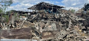 Пошкоджено 2 школи, 3 дитсадки, житло для переселенців: уночі росіяни обстріляли ракетами Лозову