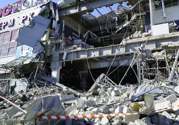 Российская ракета разрушила супермаркет "Восторг" в Харькове. 