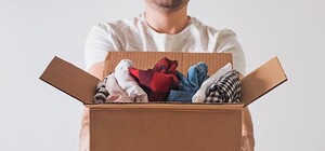 Харьковчан просят поделиться вещами с людьми, потерявшими жилье из-за обстрелов