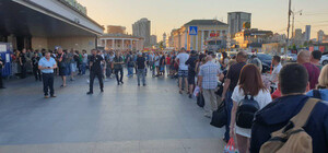 Из-за сканера и рамок металлодетектора на ж/д вокзале образовались огромные очереди