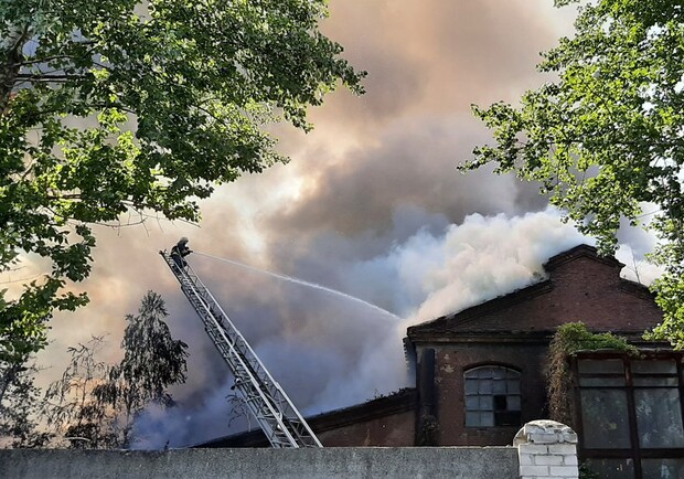 У Харкові – пожежа на заводі "Електромашина". 
