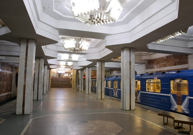 У Харкові відновили рух поїздів у метро до станції "Героїв праці". 