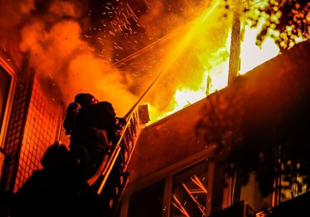 В Киевском районе из-за обстрела горела 16-этажка. 