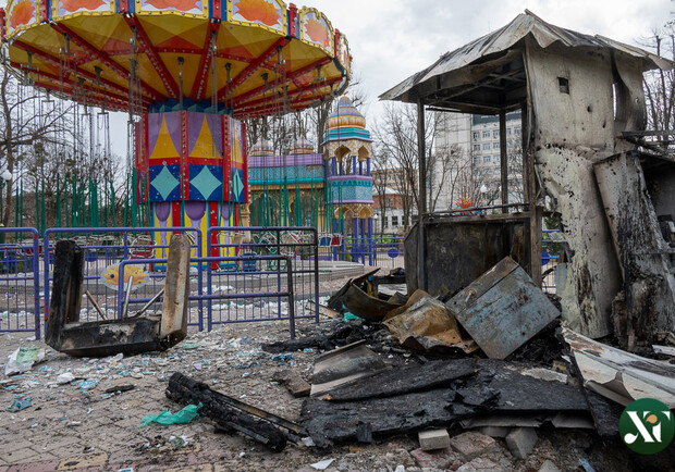 У парку Горького відновлюють зруйновані атракціони. 