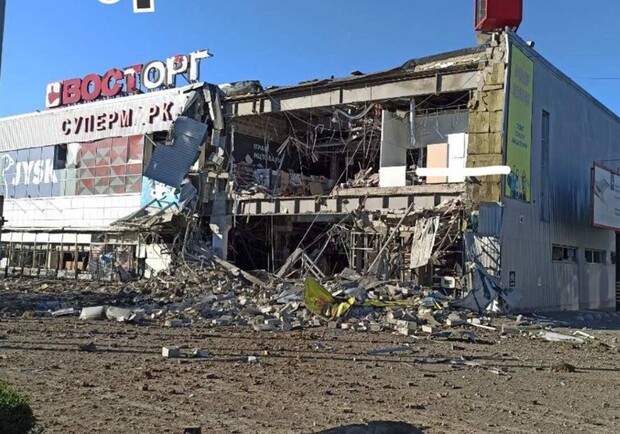 В Харькове заработал супермаркет, в который попала российская ракета. 