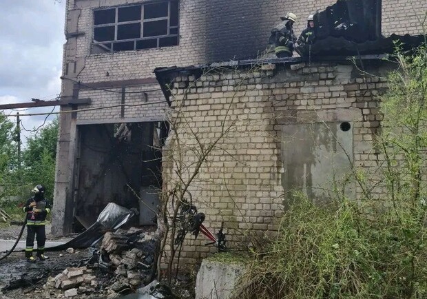 Росіяни обстріляли підприємство у Харкові, постраждало троє людей. 