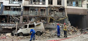 Під завалами 9-поверхівки в Києві, в яку влучила російська ракета, перебувають люди: деталі