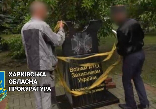 У Шевченково назначений росіянами "голова" зруйнував пам'ятник воїнам АТО. 