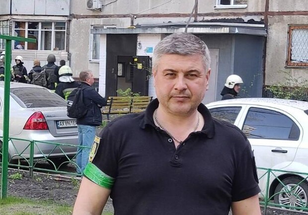 На Салтовке полицейский спас семью после попадания российского снаряда в здание. 