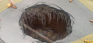 В Полтаве под новой дорогой появился огромный провал