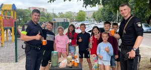 У Львові діти продають лимонад, аби назбирати грошей для ЗСУ