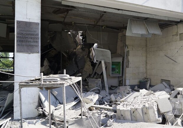 Россияне разрушили ракетой педагогический университет в Харькове. 