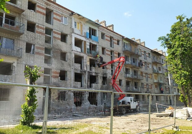 В Харькове восстанавливают дом, на который россияне в марте сбросили две авиабомбы. 