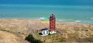 На маяке в Одесской области установили огромный флаг Украины