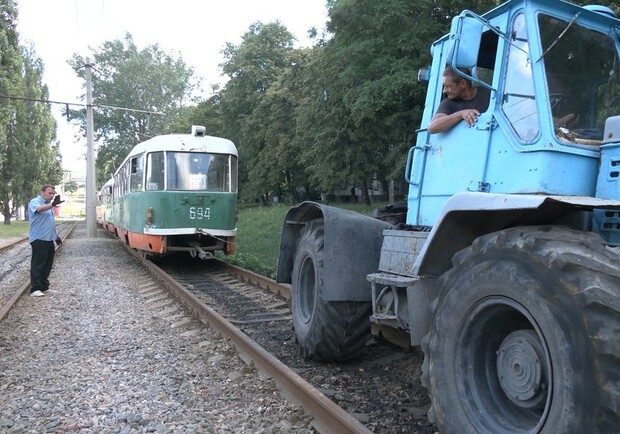 На Салтівці рятують трамваї, які зупинилися на коліях на початку війни. 