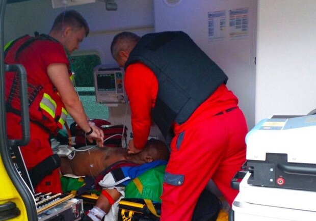 Медики "скорой" реанимировали мужчину, раненого во время обстрела Харькова. 