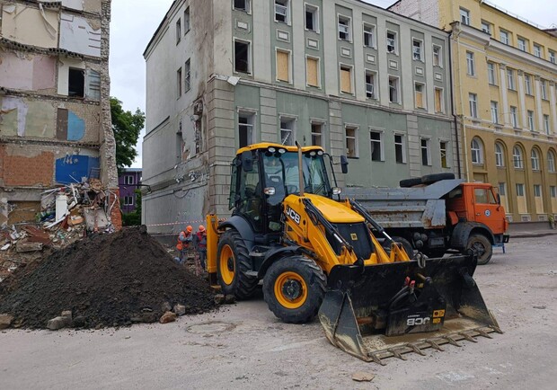 В центре Харькова восстанавливают сети канализации, поврежденные взрывом. 