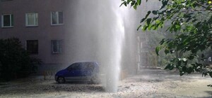 Через припарковане авто у Львові другу добу не можуть ліквідувати прорив води