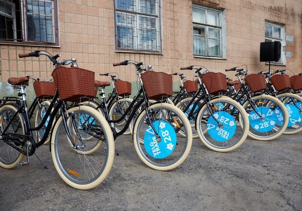 Харківських двірників посадили на велосипеди. 
