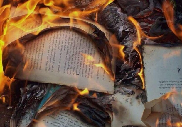 На оккупированных территориях Харьковщины россияне уничтожают украинские учебники и государственную символику. 