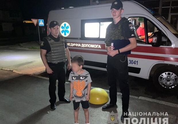 В Харькове горе-мать валялась на улице пьяной: 6-летний сын ждал рядом. 