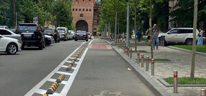 С осени в Украине велодорожки будут отделять бордюрами от автопарковок