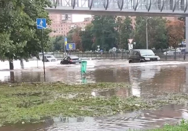 У Харкові внаслідок зливи затопило вулиці. 