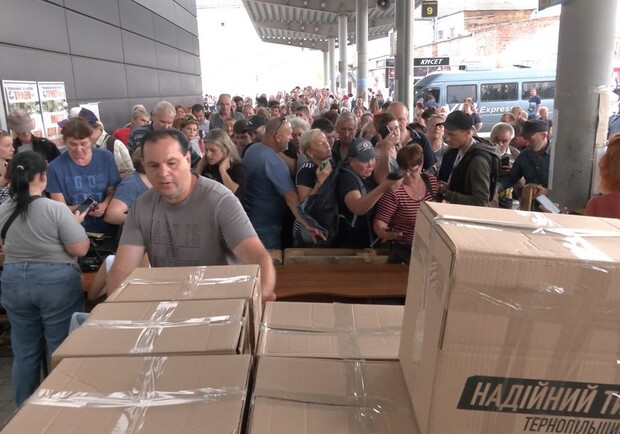 Харків'яни простояли в черзі за "гуманітаркою", якої не вистачило: 250 пакунків на 700 людей. 