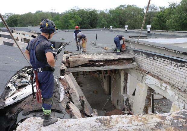 Харьковские спасатели разбирают завалы спорткомплекса, разрушенного из-за ракетных обстрелов. 