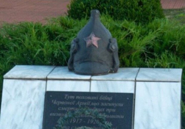 В Харьковской области снесли памятник красноармейцам 