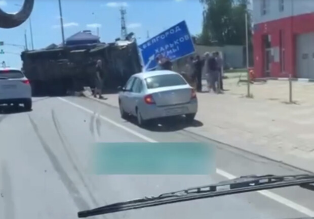 Військова машина окупантів врізалася в покажчик "Харків" та перекинулася (відео) 