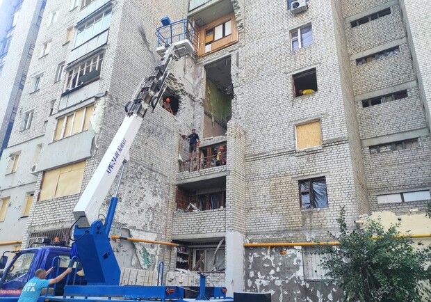 На проспекте Героев Харькова восстанавливают разрушенные в результате обстрелов дома. 
