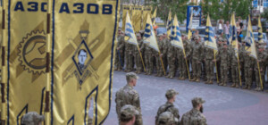 За відеокліп у барі із символікою 