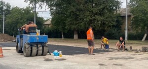 Не прошло и года: на Люстдорфской дороге зарывают ямы, которые разрыли еще в сентябре