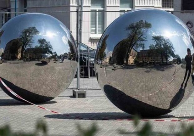 Замислювалися для Харкова: у Києві встановлюють арт-об'єкт у вигляді величезних крапель. 