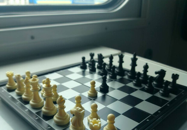 В некоторых поездах "Укрзалізниці" появились настольные игры. 