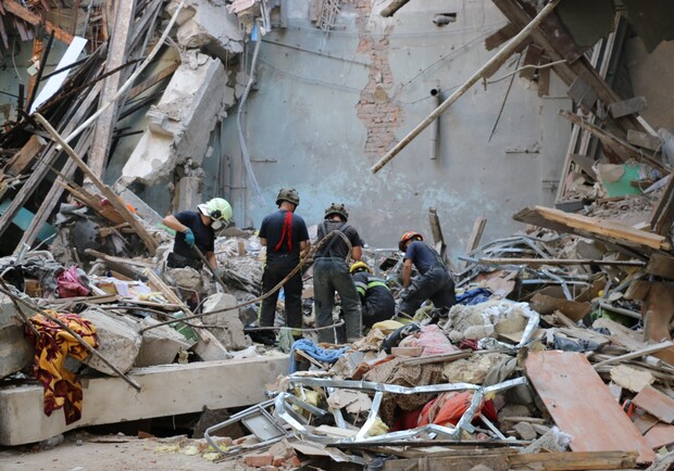 Среди жертв — переселенка: под завалами обстрелянных россиянами общежитий нашли тела 22 человек. 