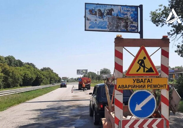 Дорожники ремонтируют "дорогу жизни" под Харьковом. 