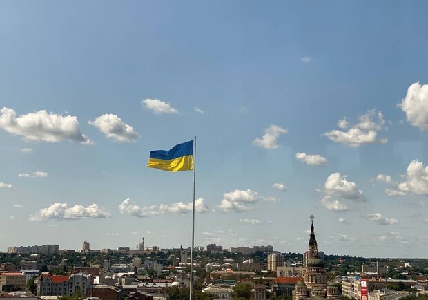 У Харкові замінили полотнище флагу на найвищому флагштоці України. 