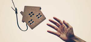 Одессит с инвалидностью выдал себя за владельца чужой квартиры и продал ее