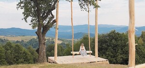 Новий рекорд: у Карпатах встановили найвищу гойдалку в Україні