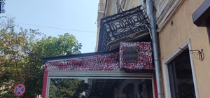 В центре Одессы балкон дома-памятника архитектуры упал прямо на крышу кафе