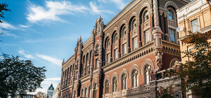 Нацбанк разрешил банкам продавать больше валюты населению