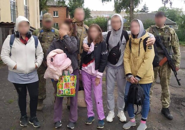 На Харківщині окупанти утримували у підвалі п'ятьох підлітків. 