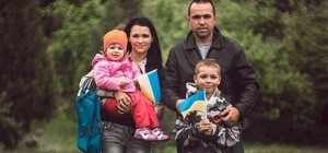 Эксгумация тел из могил в Изюме: мужчину с сине-желтым браслетом на руке опознала его жена