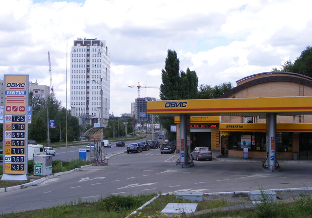 Фото kp.ua. Топливо на харьковских АЗС по-прежнему дорого стоит.  