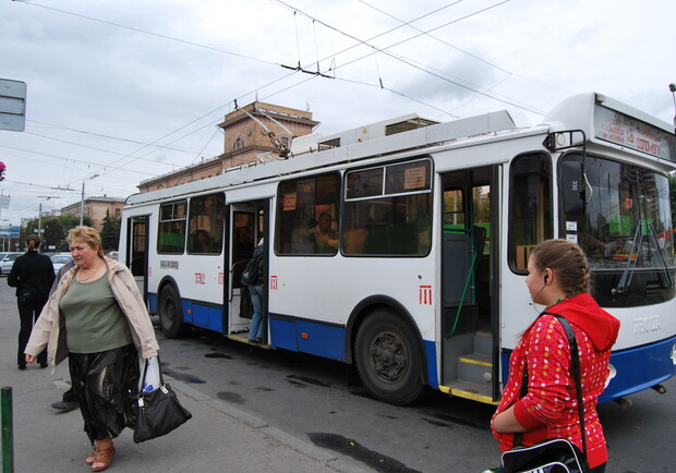 Фото kp.ua. Несколько часов на Салтовке стояли троллейбусы. 