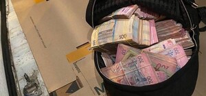 Шестизначна сума: у Львові знайшли торбу з грішми та листом — фото 